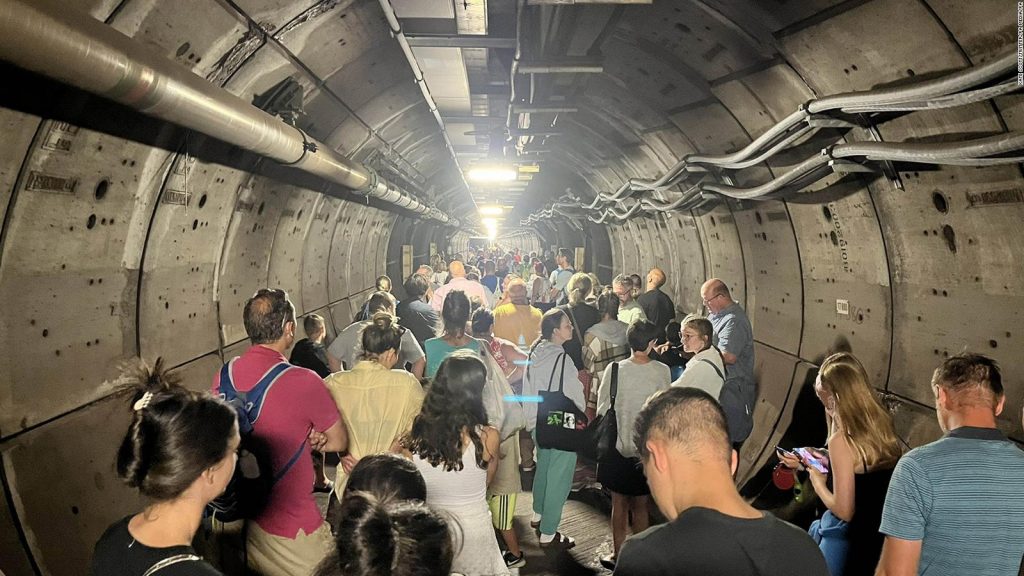Evacúan a pasajeros del Eurotúnel tras permanecer varados por horas