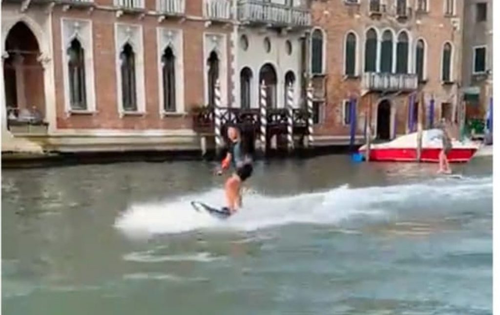 Multan a dos turistas por surfear en el Gran Canal de Venecia