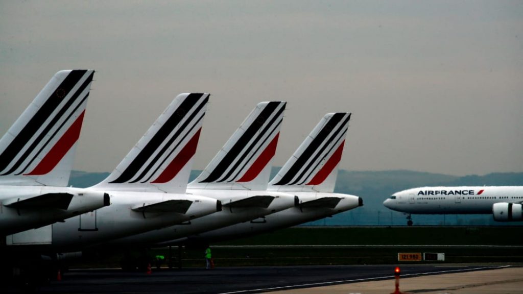 Suspenden a dos pilotos de Air France tras altercado en la cabina