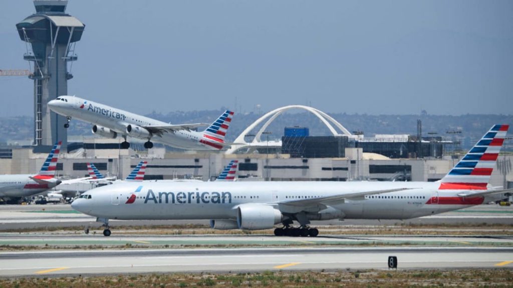 Un pasajero ataca físicamente a un asistente de vuelo, dice American Airlines
