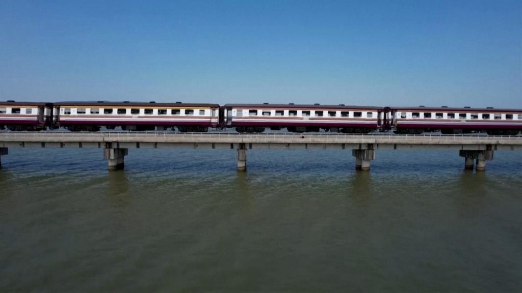 El "tren flotante" de Tailandia atrae a cientos de pasajeros: mira por qué