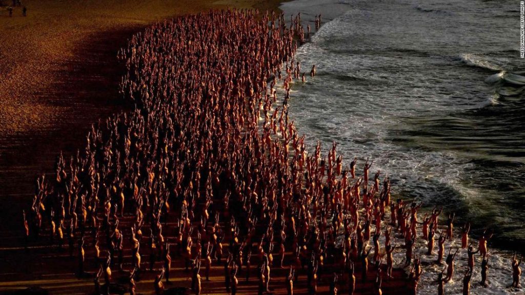 Spencer Tunick reúne a 2.500 voluntarios para una sesión de fotos de desnudos en Bondi Beach