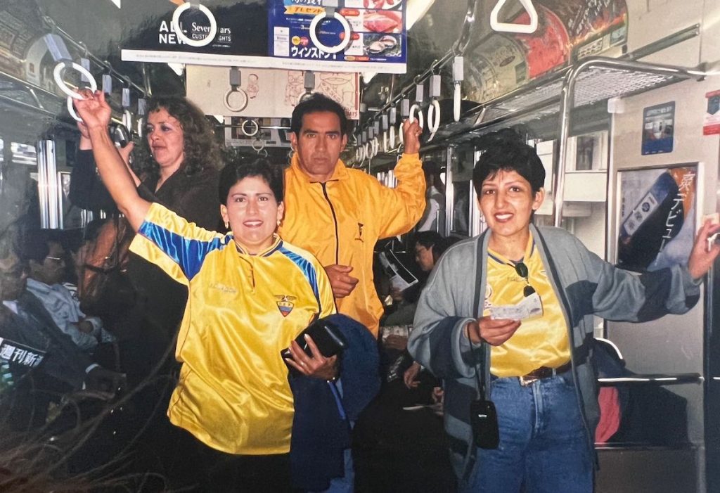 Esta ecuatoriana viaja a todos los mundiales de fútbol por una razón única