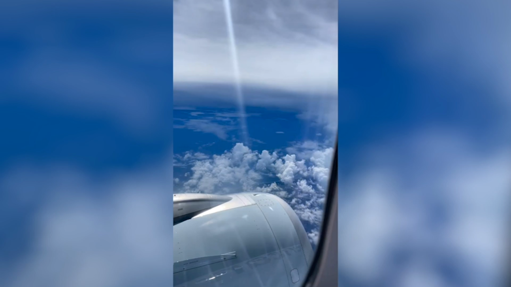 Pasajeros logran ver lanzamiento de un cohete al espacio desde un avión