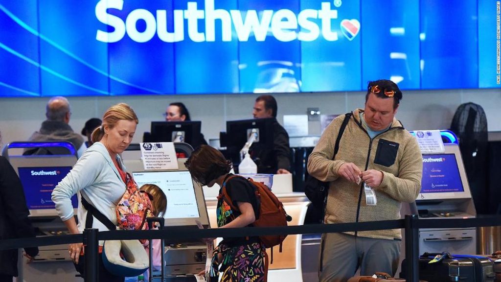 Southwest dice que los servicios “normales” se reanudarán este viernes