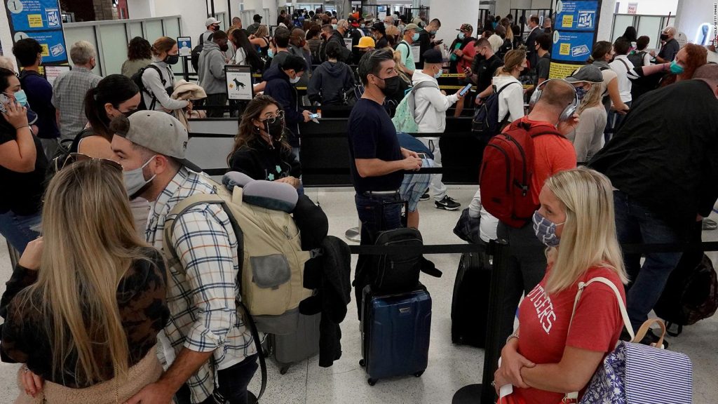 ¿Qué debo hacer si cancelan o retrasan mi vuelo?