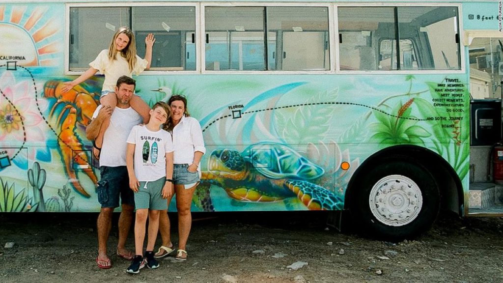 Esta familia de cuatro recorre Asia en un autobús