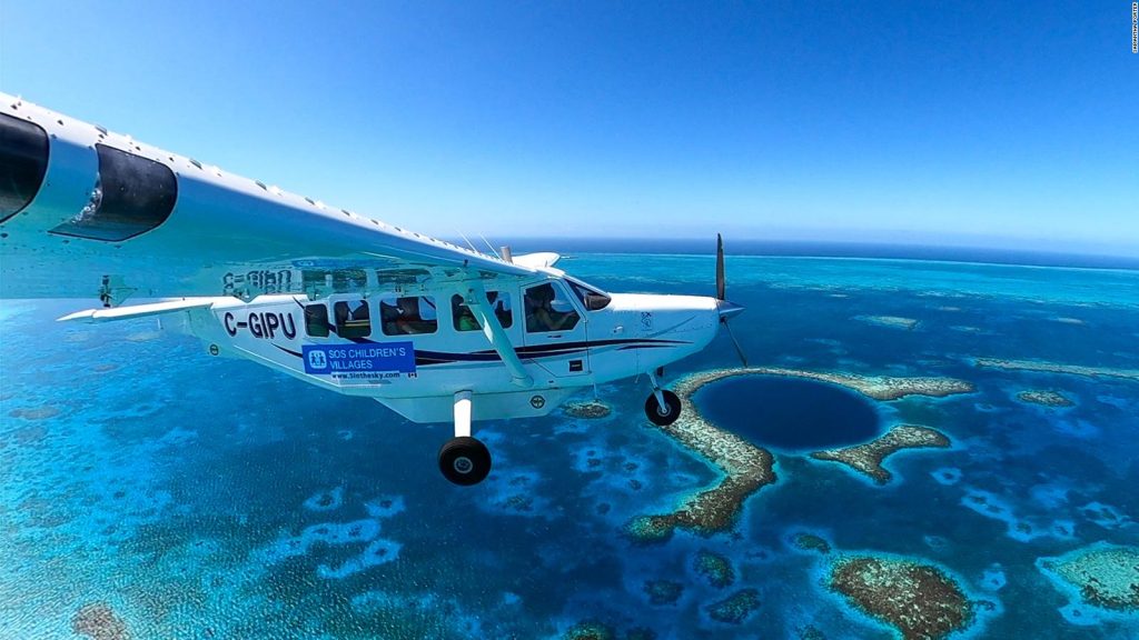 La familia de cinco que viaja por el mundo en un pequeño avión