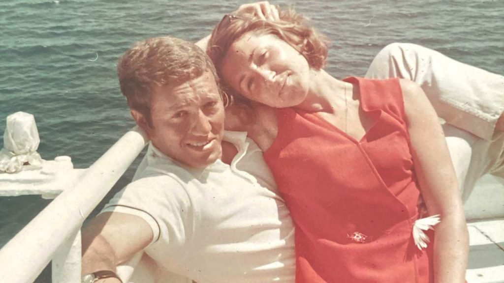 Un turista se enamoró de una auxiliar de vuelo en 1969. Ahora llevan más de 50 años casados