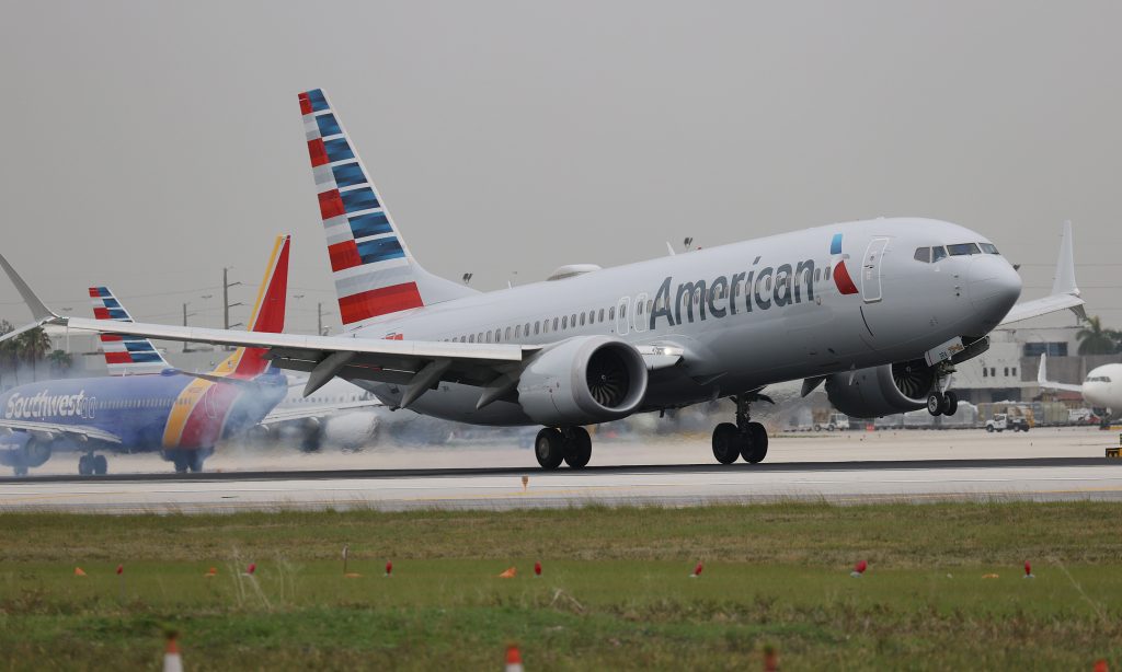 American Airlines garantiza que familias se puedan sentar juntas en nuevo plan de servicio al cliente