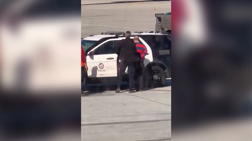 Un pasajero es detenido tras abrir una puerta de un Boeing 737 y desplegar un tobogán de salida de emergencia en el Aeropuerto Internacional de Los Ángeles. (Crédito: Gillian Sheldon)