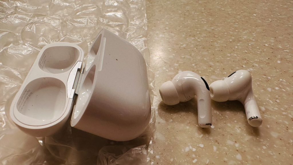 Esta mujer olvidó sus AirPods en un avión. Pudo rastrearlos hasta la casa de un trabajador del aeropuerto