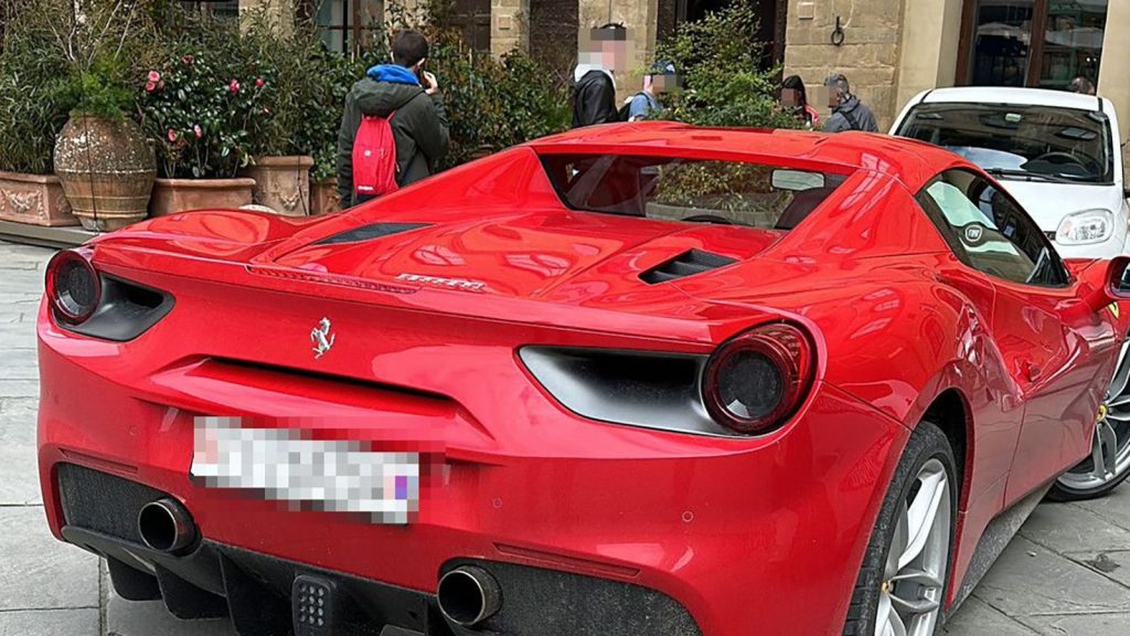 Multan a un turista estadounidense con US$ 500 por conducir un Ferrari dentro de una famosa plaza de Florencia