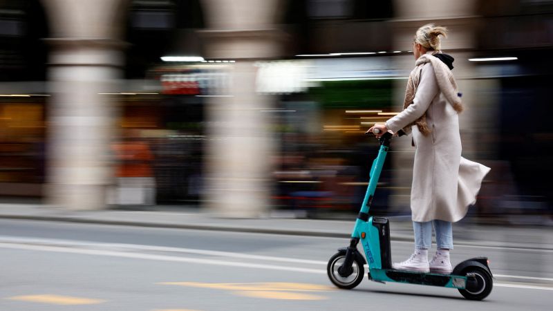 Residentes de París votan a favor de prohibir el alquiler de patinetes eléctricos