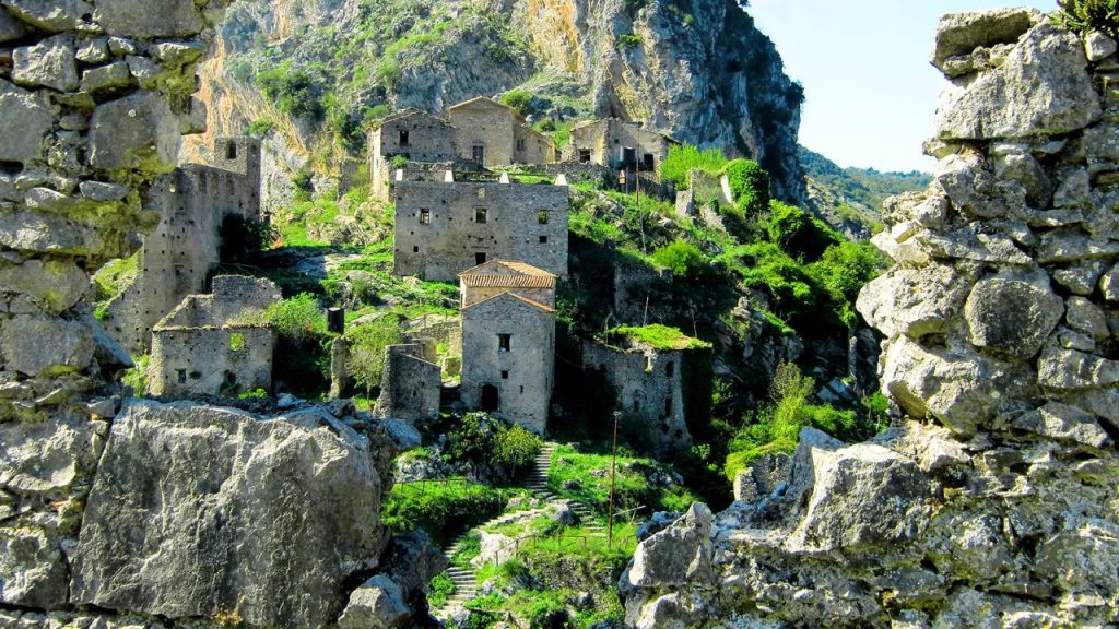 Compraron un pueblo fantasma en Italia para restaurarlo y sigue en ruinas