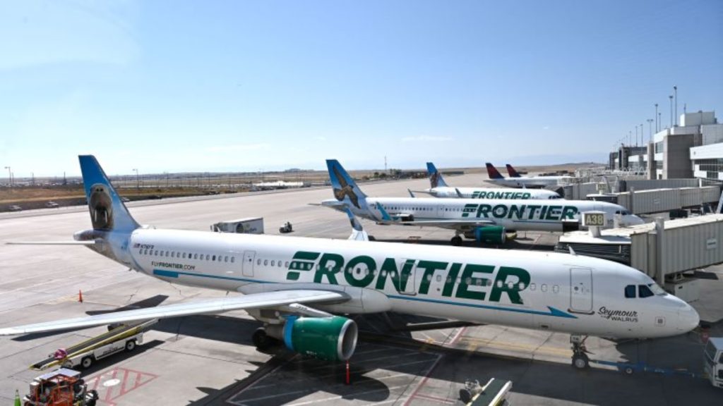 Detienen a pasajera tras golpear a un auxiliar de vuelo con el interfono, según Frontier Airlines