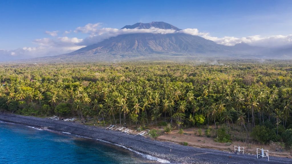 Bali prohibirá escalar sus montañas sagradas por mal comportamiento de turistas