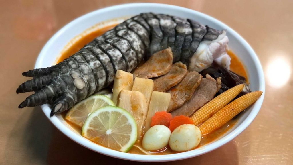 Este ramen de cocodrilo, bautizado "Godzilla Ramen", es la última comida de moda en Taiwán