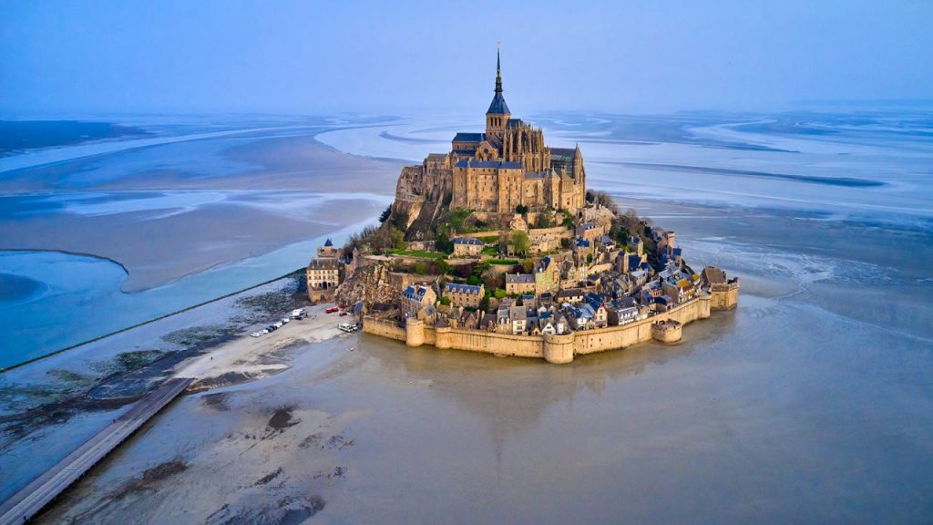 La famosa abadía de Mont Saint-Michel celebra 1.000 años