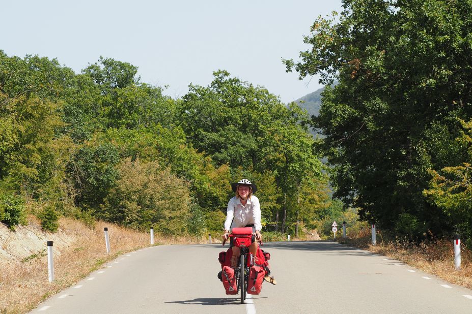 Dos adolescentes emprendieron un viaje en bicicleta alrededor del mundo. No salió como esperaban