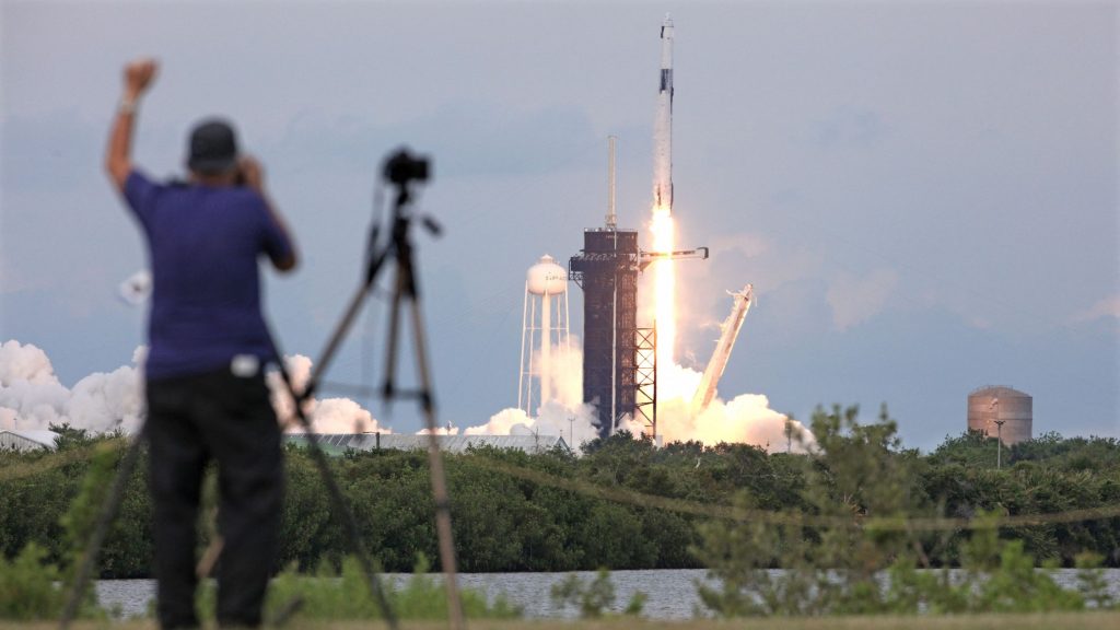 SpaceX lanza misión privada con una exastronauta de la NASA y tres clientes de pago