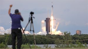 SpaceX lanza misión privada con una exastronauta de la NASA y tres clientes de pago