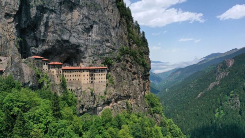 El antiguo monasterio que cuelga de la ladera de un acantilado