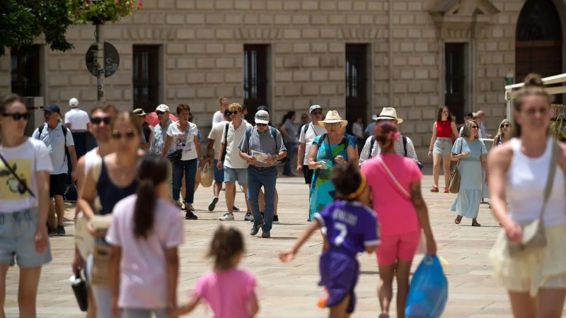 "No seas llamativo": carteles de Málaga en España llaman a los turistas británicos a mantener su ropa puesta y comportarse