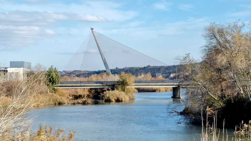 Muere un británico creador de contenidos al intentar escalar el puente más alto de España