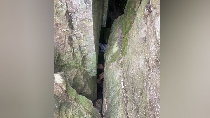 Mujer quedó atrapada boca abajo entre rocas durante 7 horas tras intentar recuperar su teléfono