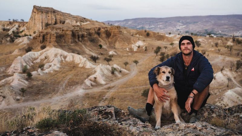 Pasó 7 años dando la vuelta al mundo con su perra. Pero su mayor reto fue volver a casa