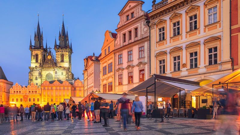 Praga prohíbe los recorridos nocturnos por los bares para disuadir a los turistas “borrachos”