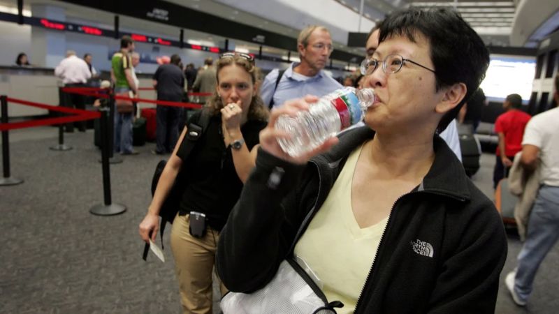 El truco para pasar botellas de agua en los controles de seguridad de los aeropuertos en EE.UU. legalmente