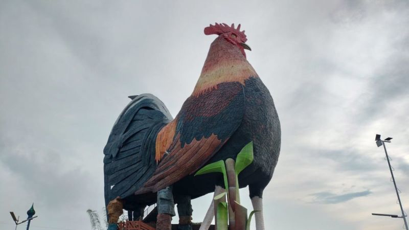 Es el edificio más grande del mundo con forma de gallo. También es un hotel